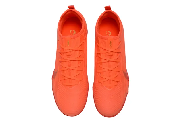 Nike Zapatillas de Fútbol Turf con Upper de Punto en Rojo y Naranja, Cuello Dinámico Ajustable 2