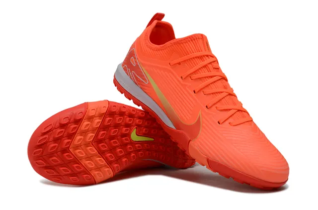 Nike Zapatillas de Fútbol Turf con Upper de Punto en Rojo y Naranja, Cuello Dinámico Ajustable 3