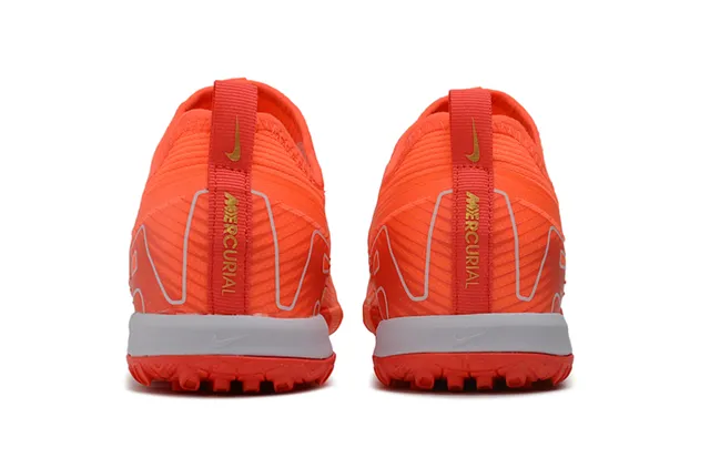 Nike Zapatillas de Fútbol Turf con Upper de Punto en Rojo y Naranja, Cuello Dinámico Ajustable 4