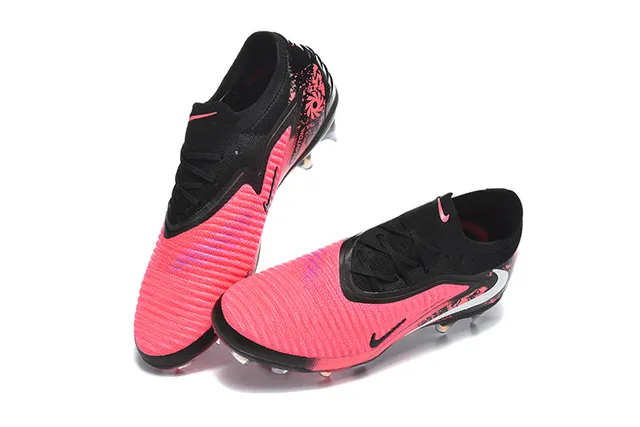 Nike Chaussures de football avec upper rose et noir en maille, lacets asymétriques, semelle pour terrain ferme 2