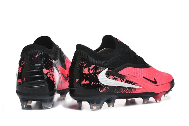 Nike Chaussures de football avec upper rose et noir en maille, lacets asymétriques, semelle pour terrain ferme 5