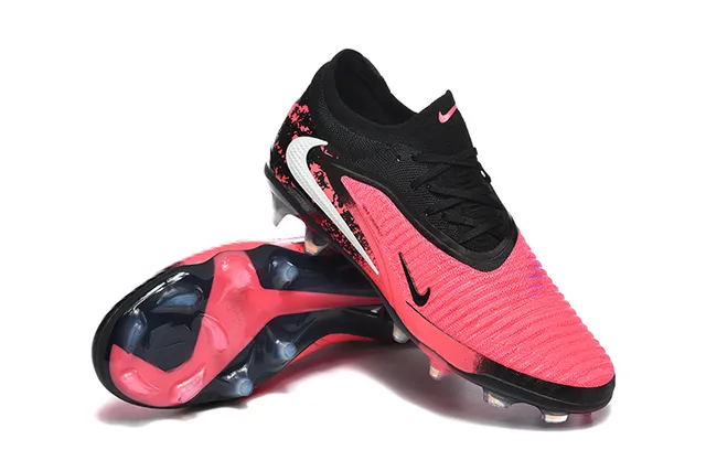 Nike Chaussures de football avec upper rose et noir en maille, lacets asymétriques, semelle pour terrain ferme 7