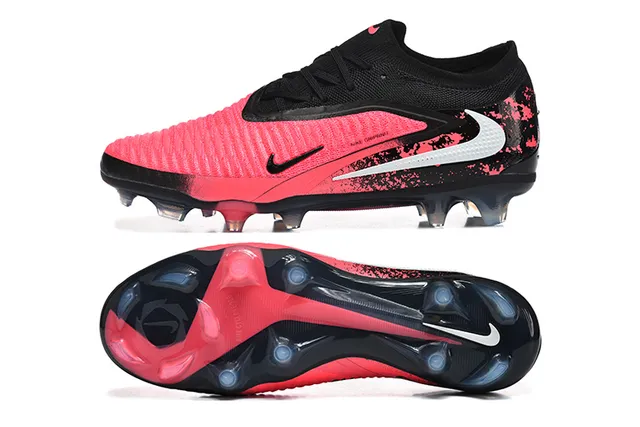 Nike Chaussures de football avec upper rose et noir en maille, lacets asymétriques, semelle pour terrain ferme 9