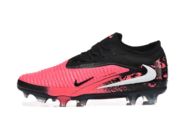 Nike Chaussures de football avec upper rose et noir en maille, lacets asymétriques, semelle pour terrain ferme 10