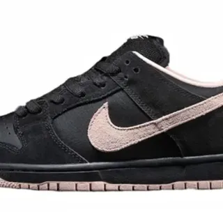 Nike SB Dunk Low काला और हल्का गुलाबी स्केटबोर्ड जूते