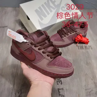 नाइके SB Dunk Low भूरी वैलेंटाइन डे स्केटबोर्ड जूते