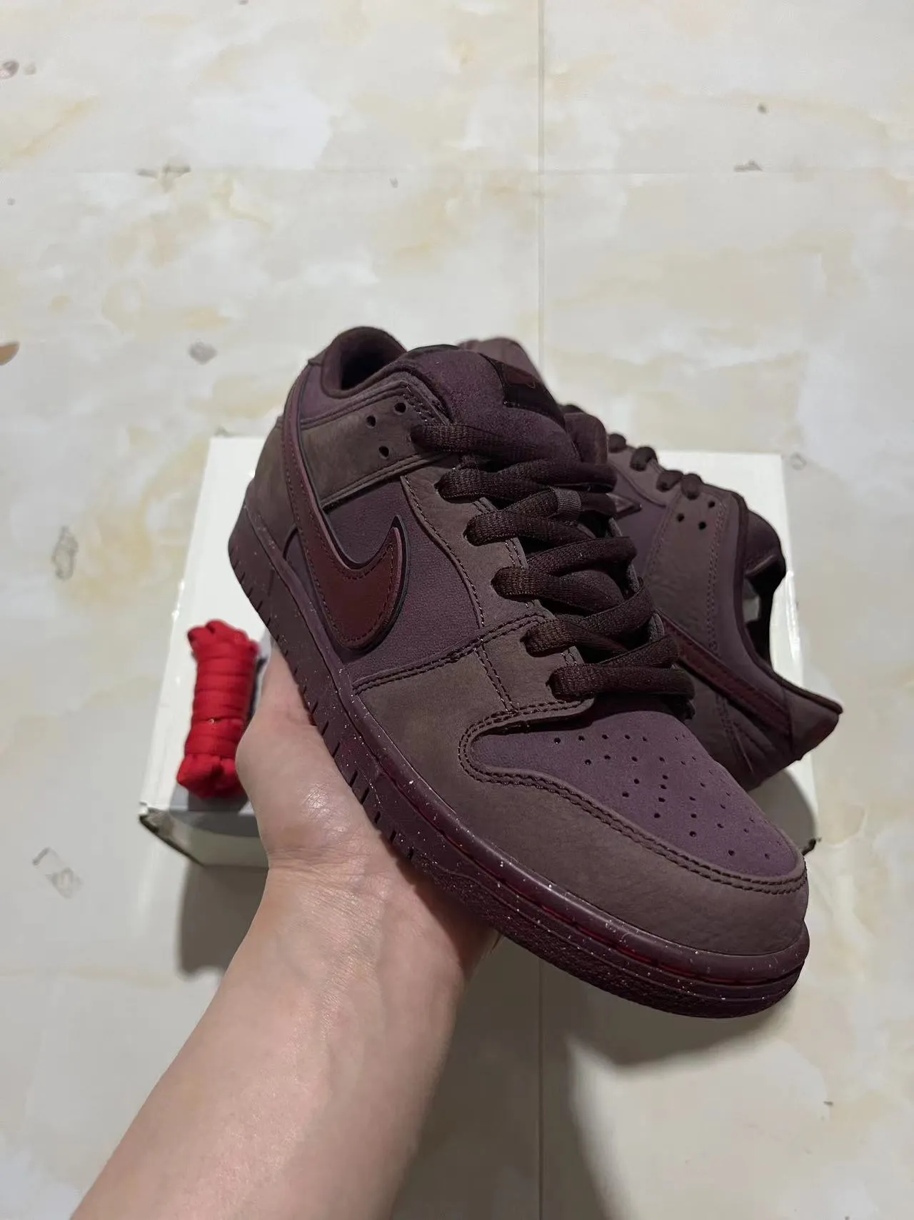 Nike SB Dunk Low বার্গান্ডি রেড সেলাই স্কেটবোর্ড শুস 2