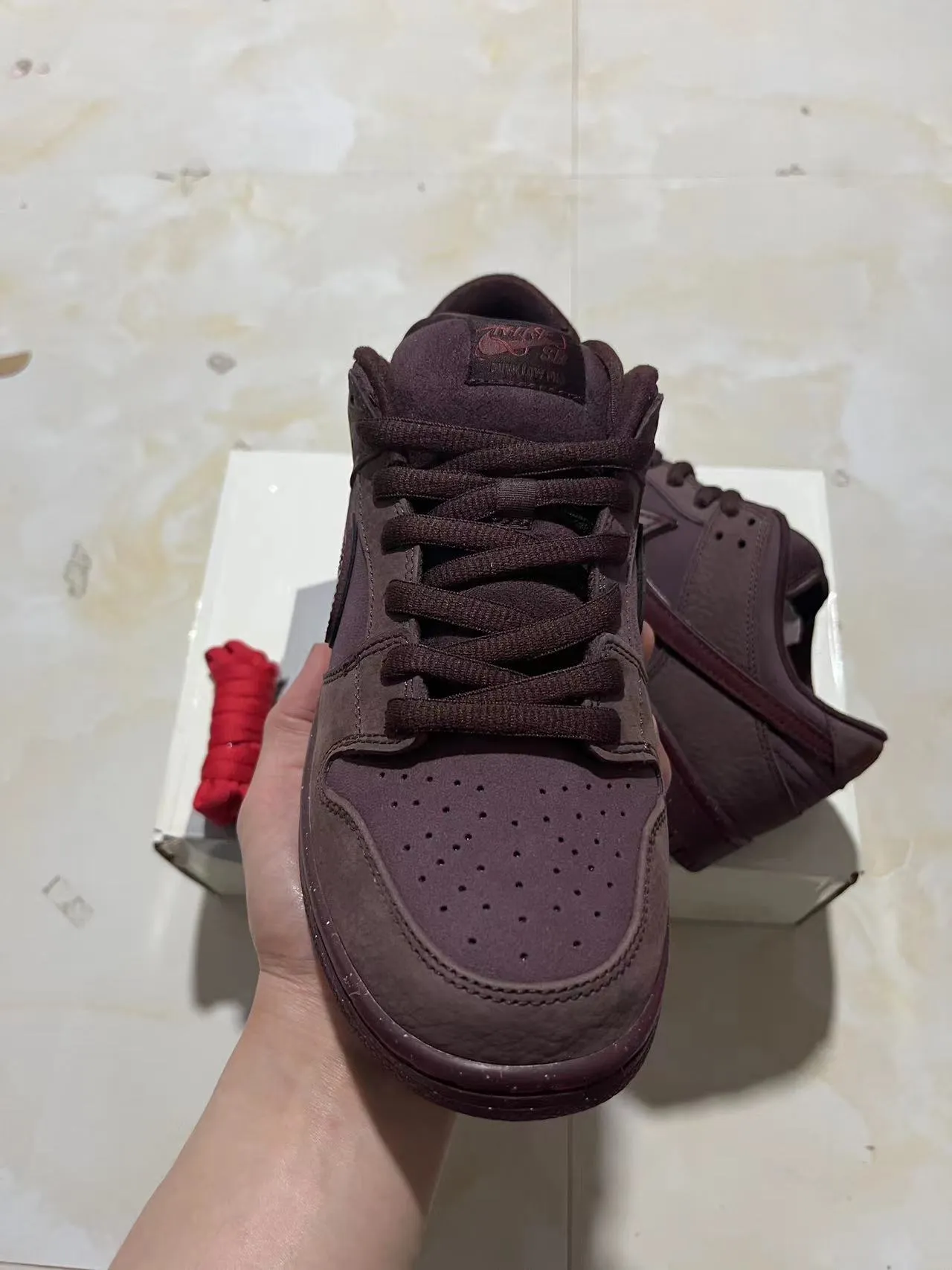 Nike SB Dunk Low বার্গান্ডি রেড সেলাই স্কেটবোর্ড শুস 3