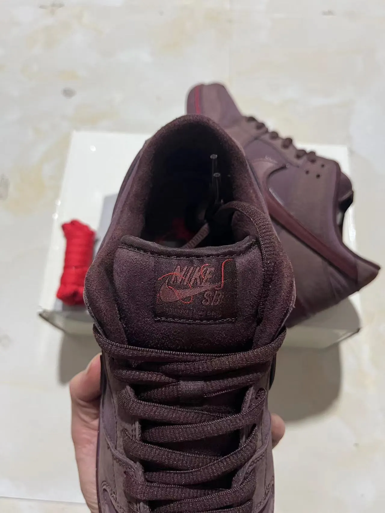 Nike SB Dunk Low বার্গান্ডি রেড সেলাই স্কেটবোর্ড শুস 4