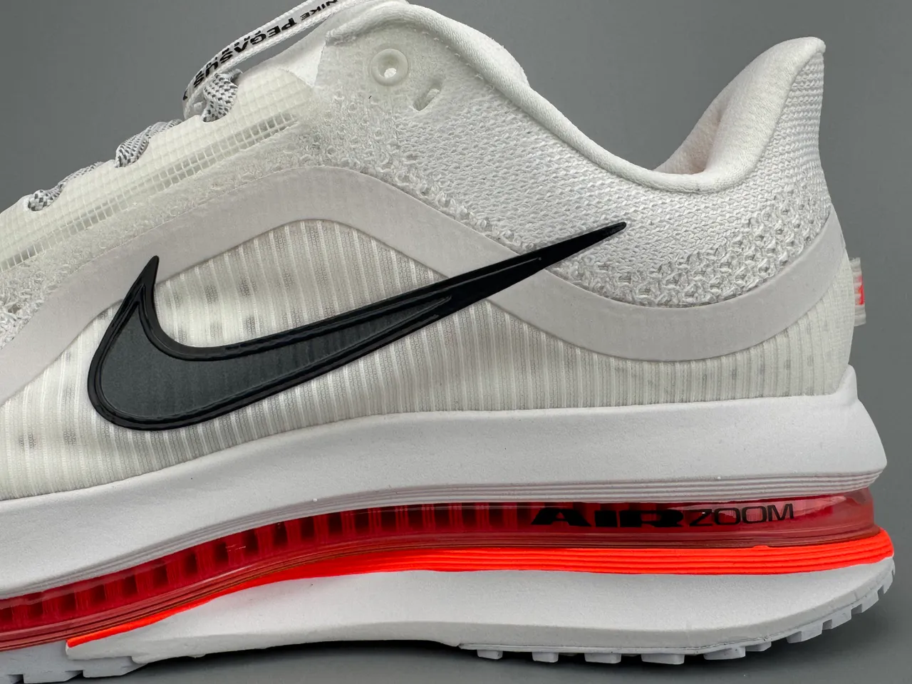 Chaussures de course Nike blanches et rouges Visible Air 3