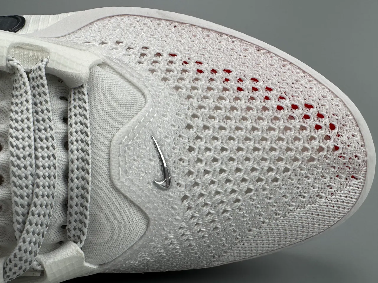 Chaussures de course Nike blanches et rouges Visible Air 4