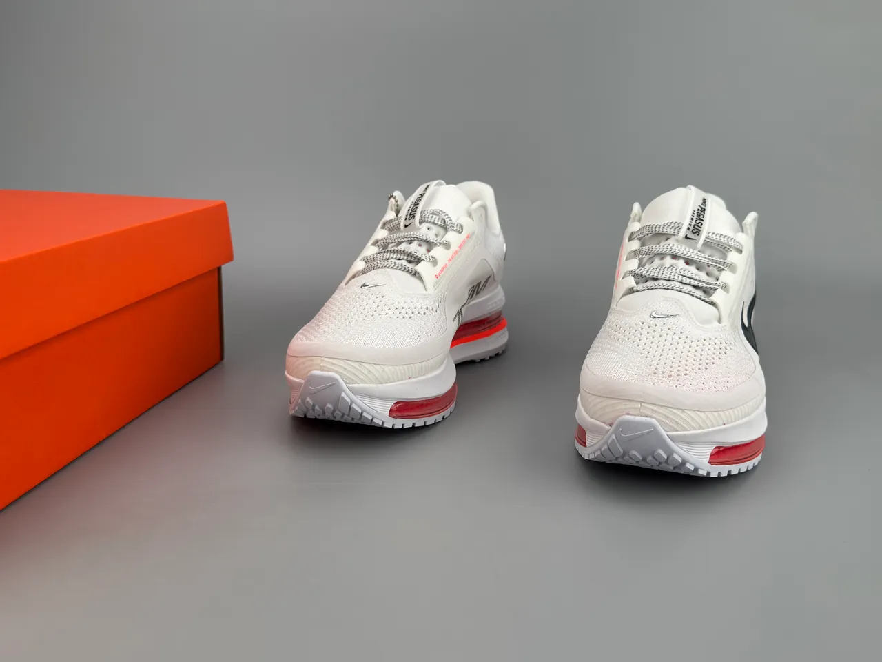 Chaussures de course Nike blanches et rouges Visible Air 5