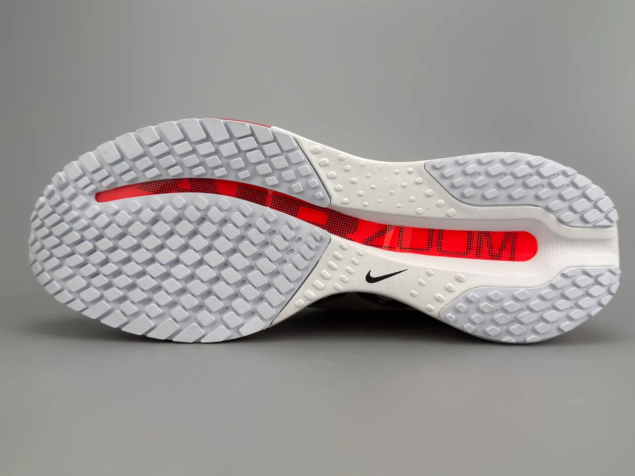 Chaussures de course Nike blanches et rouges Visible Air 6