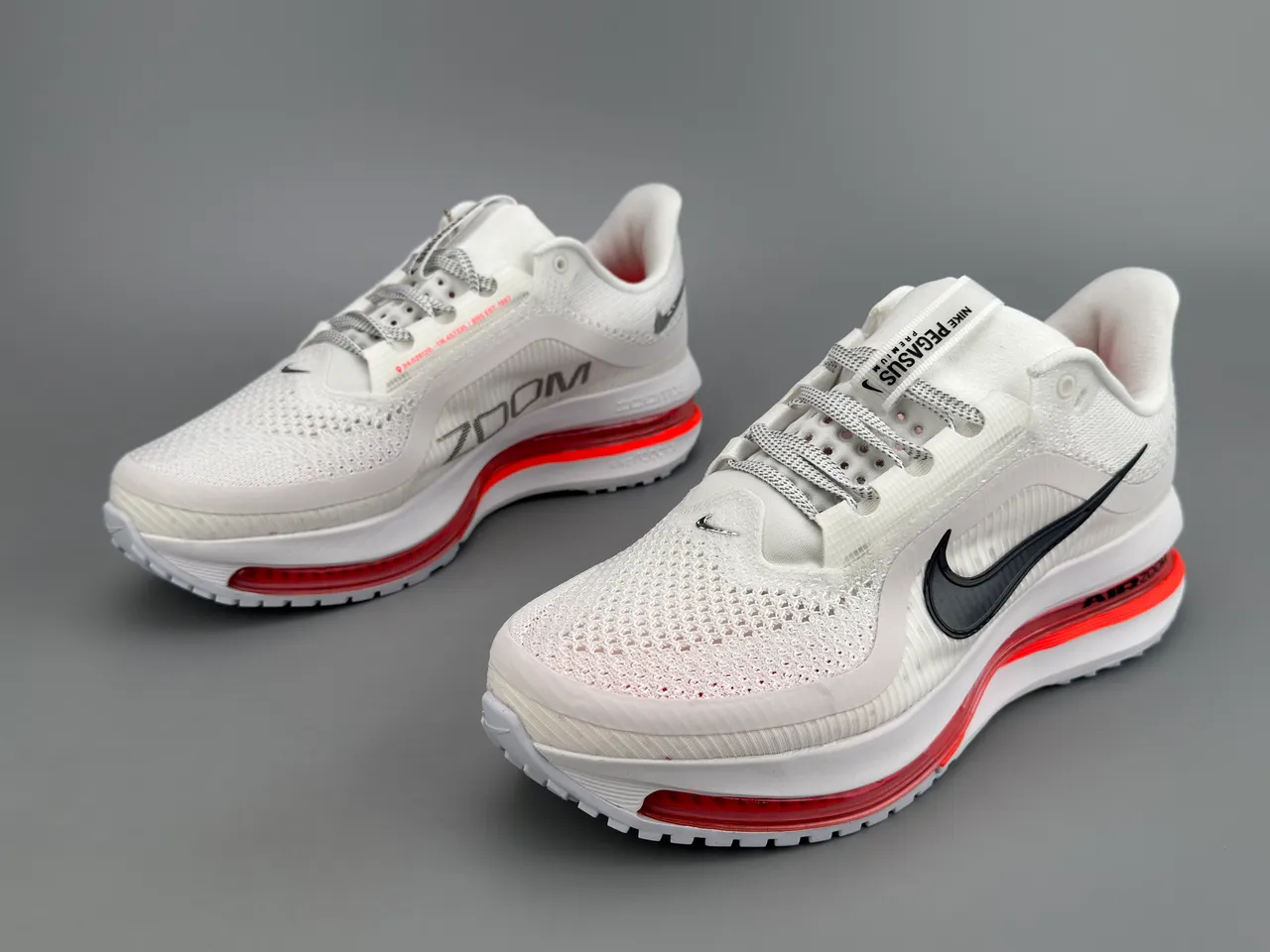 Chaussures de course Nike blanches et rouges Visible Air 7