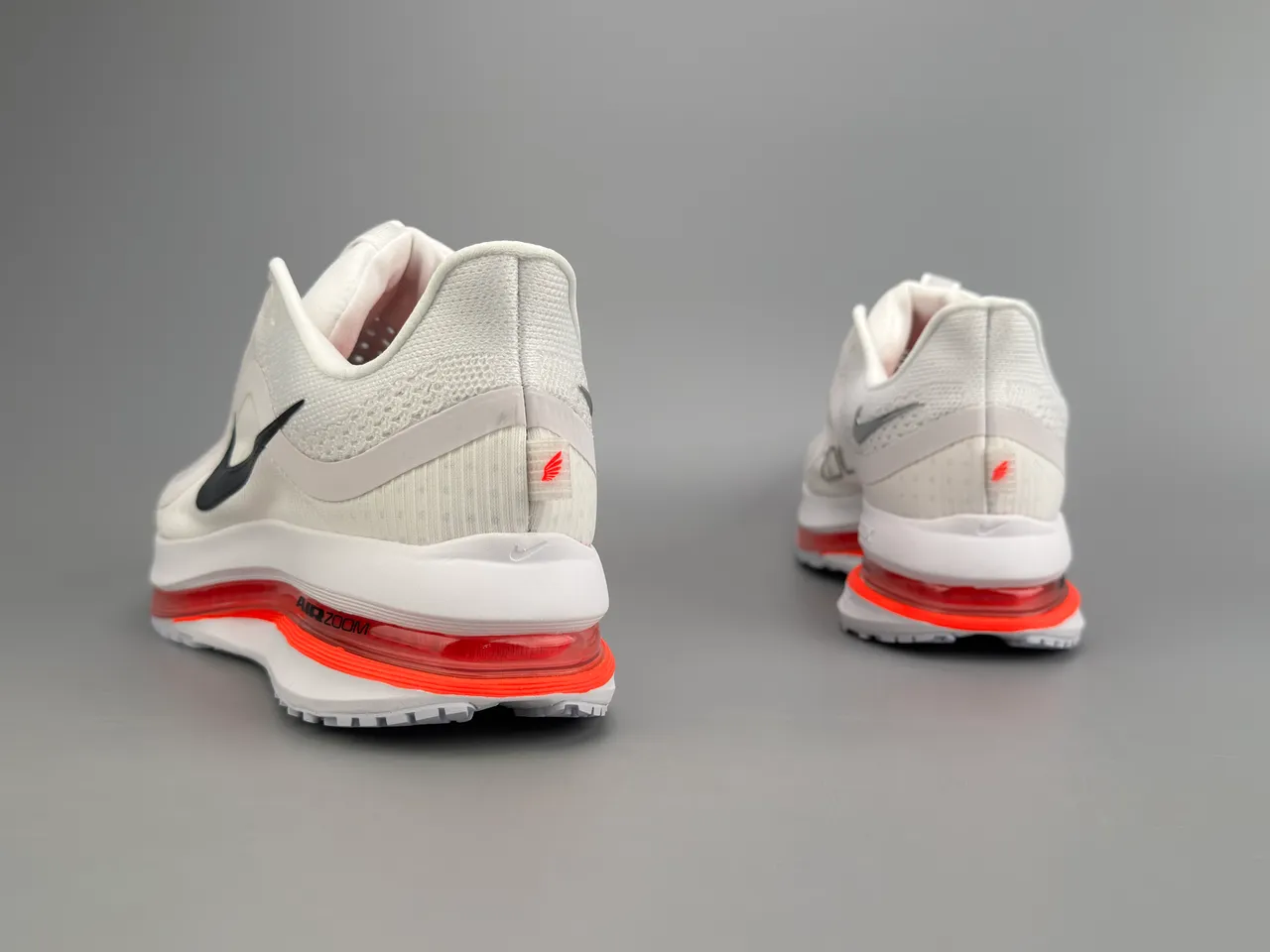 Chaussures de course Nike blanches et rouges Visible Air 8