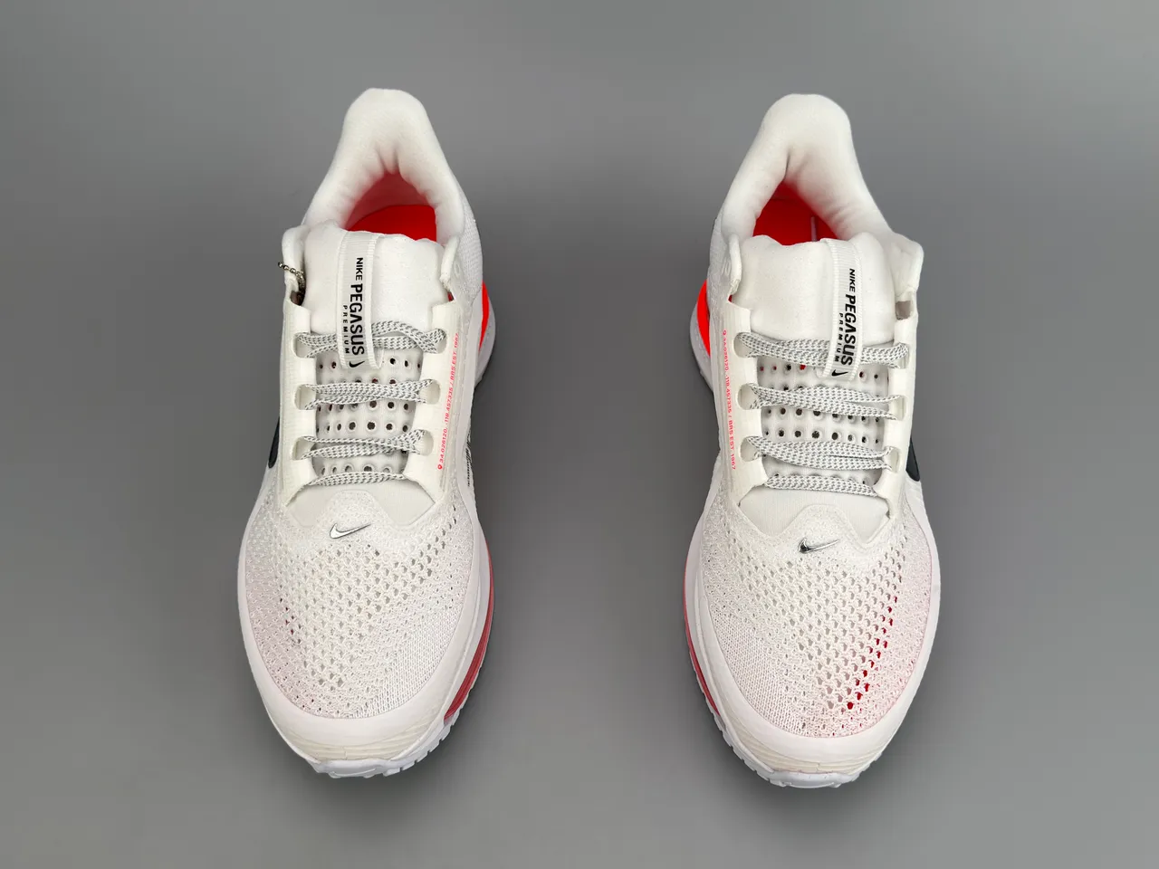 Chaussures de course Nike blanches et rouges Visible Air 9