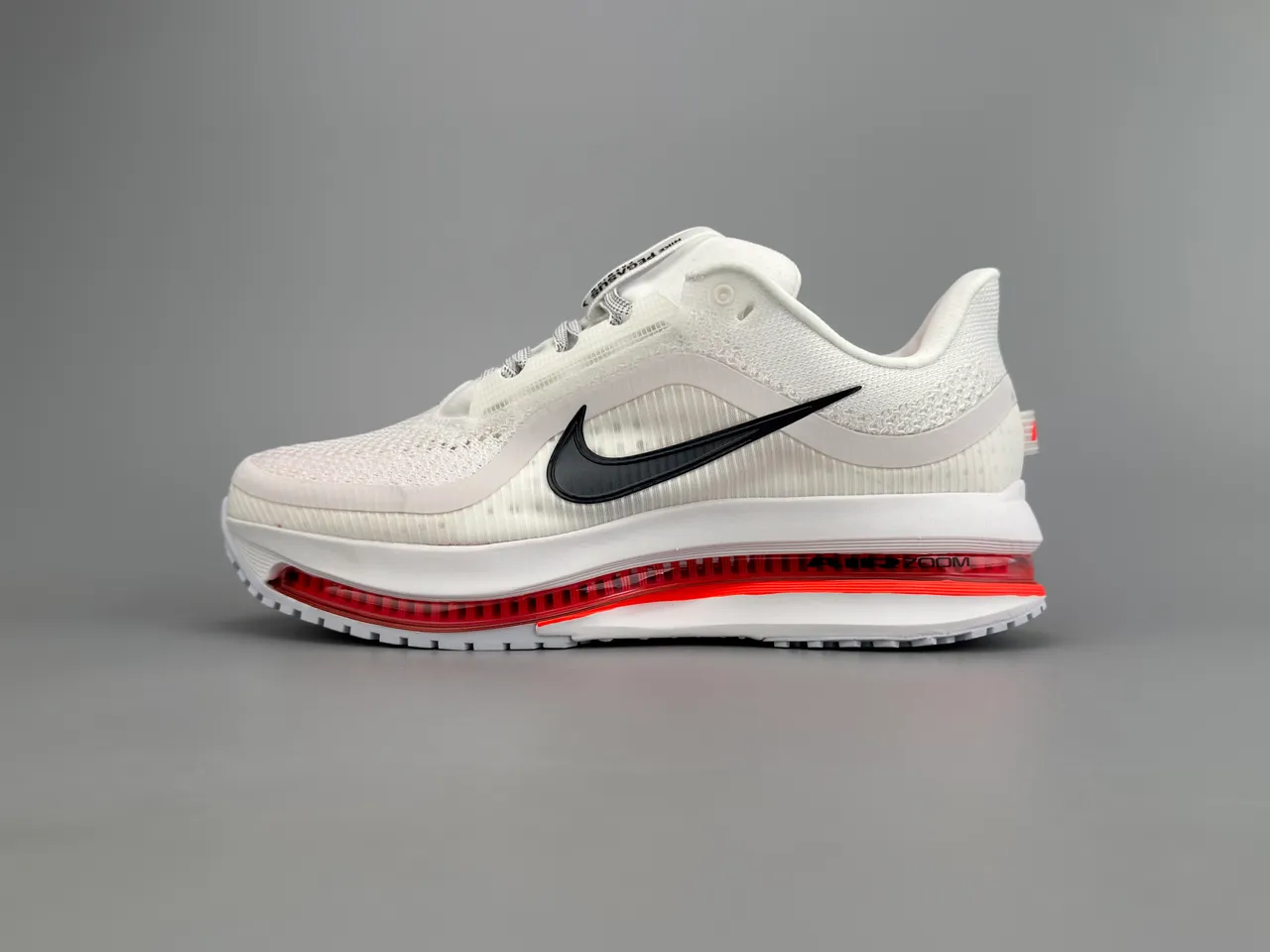 Chaussures de course Nike blanches et rouges Visible Air 10