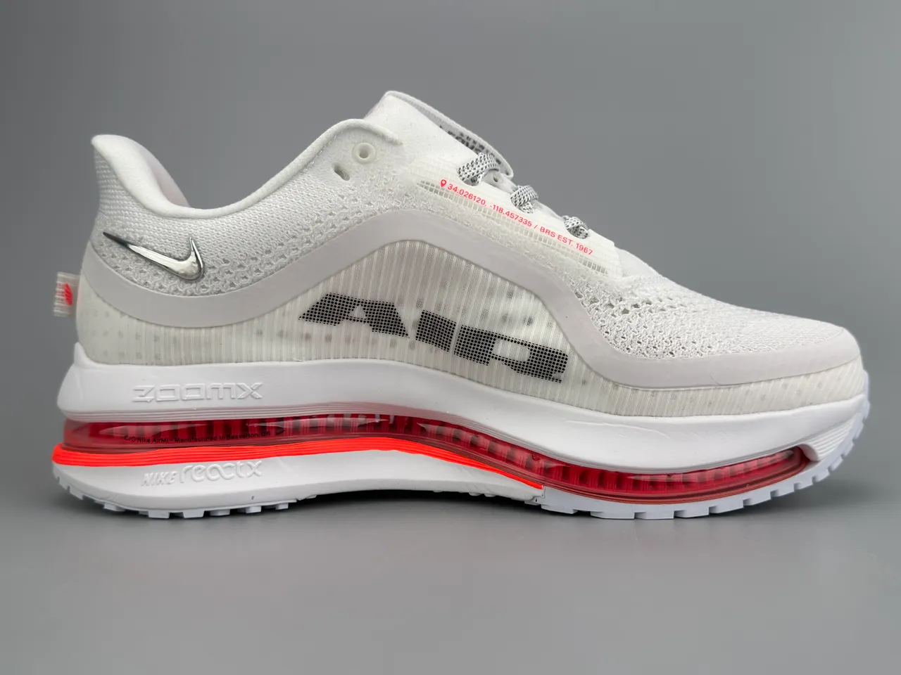 Chaussures de course Nike blanches et rouges Visible Air 11