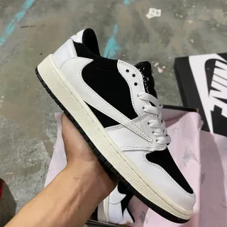 Nike Chaussures lifestyle basses à panneaux en cuir et daim blanc et noir