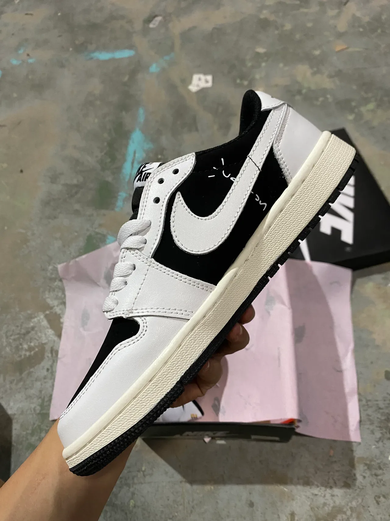Nike White Black Low-Top Panelled Leather-Suede Lifestyle Sneakers 4