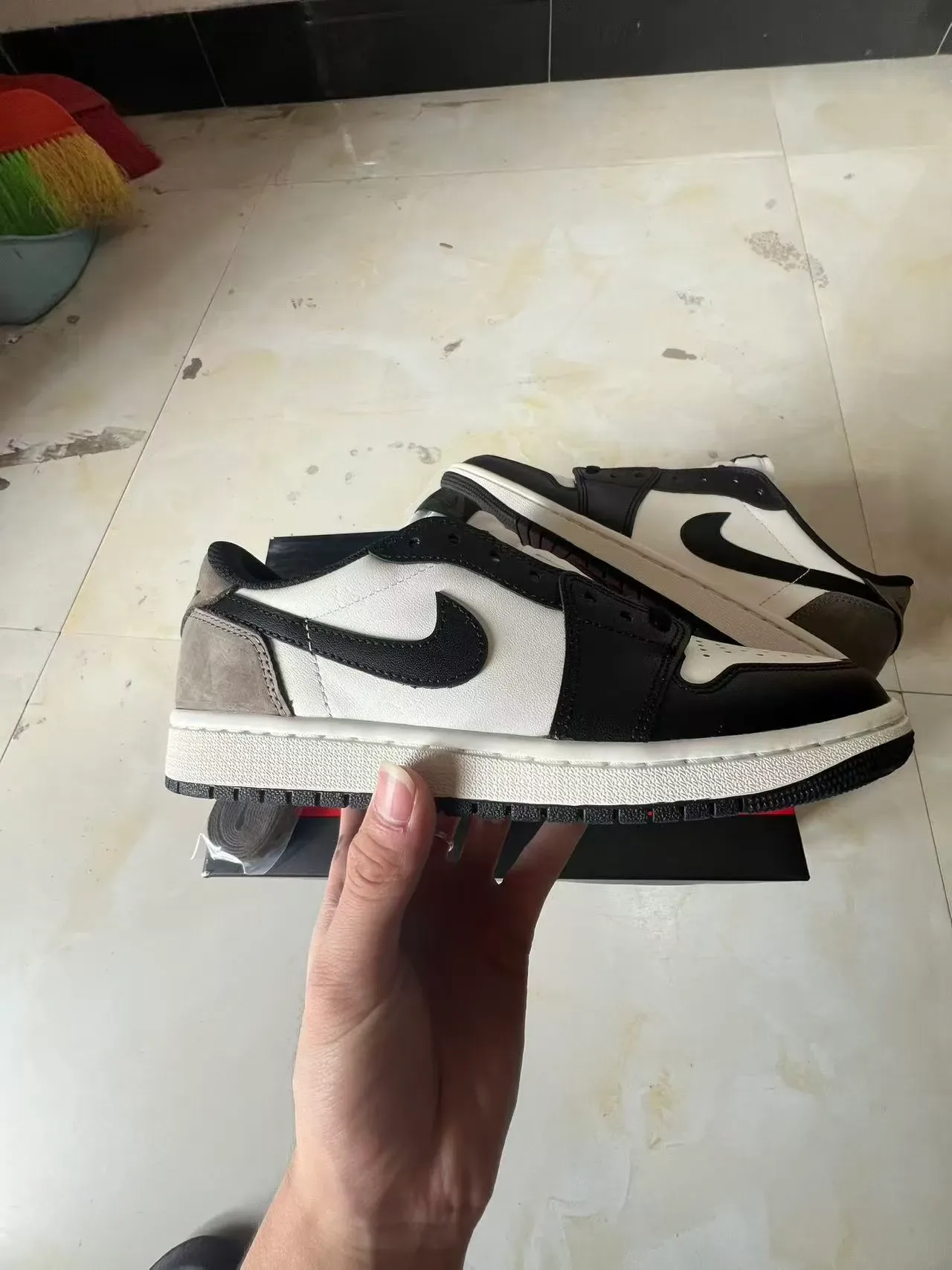 Nike White Black Low-Top Silhouette Leather And Suede Paneling Lifestyle Sneakers 7