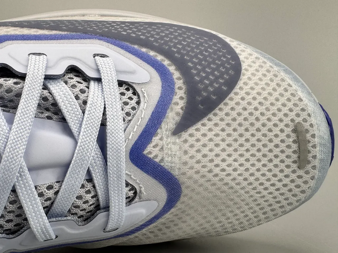 Nike सफेद नीली इंजीनियर मेश अपर विसिबल प्लेट विंडो रनिंग जूते 2