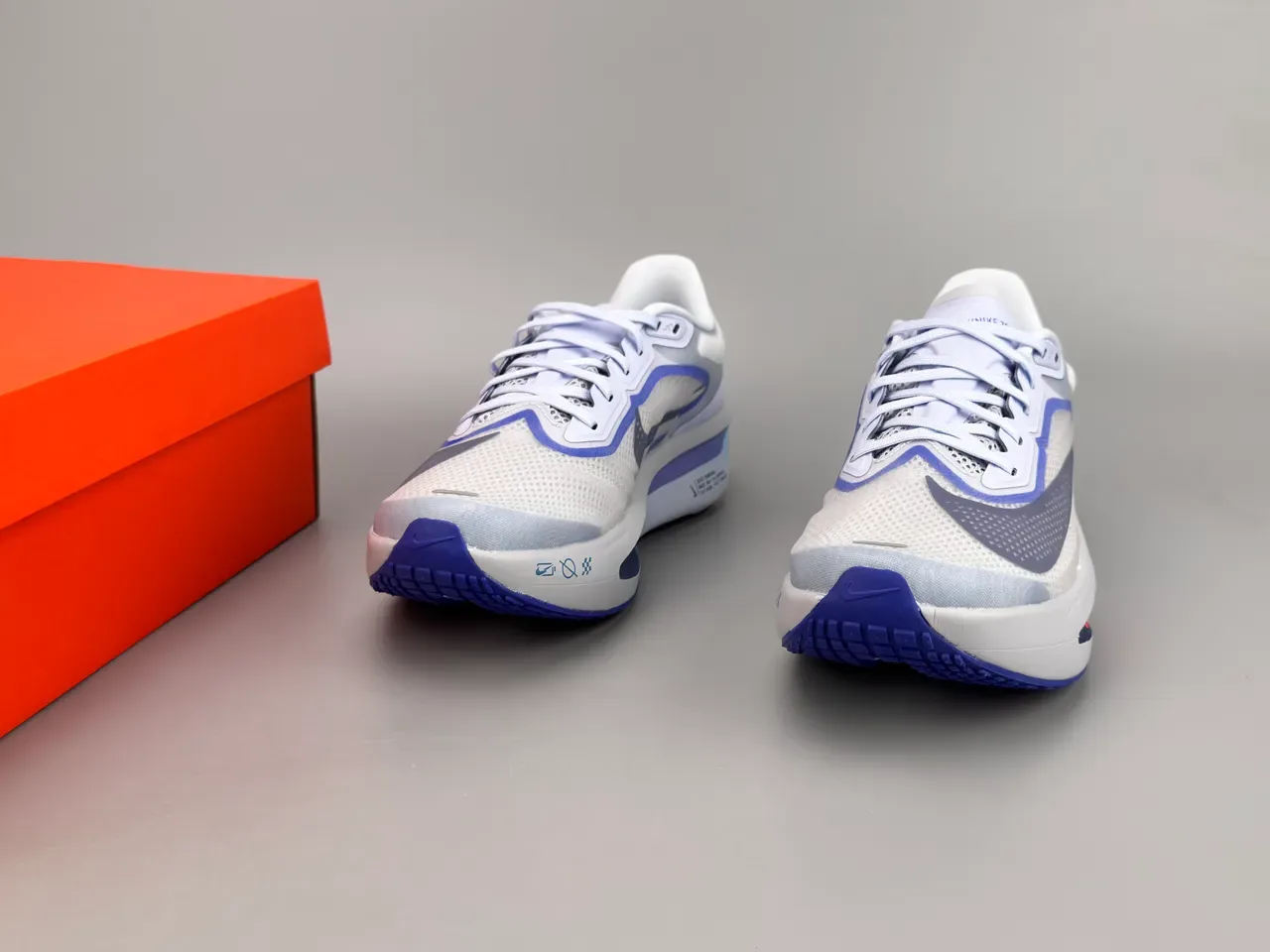 Nike सफेद नीली इंजीनियर मेश अपर विसिबल प्लेट विंडो रनिंग जूते 3