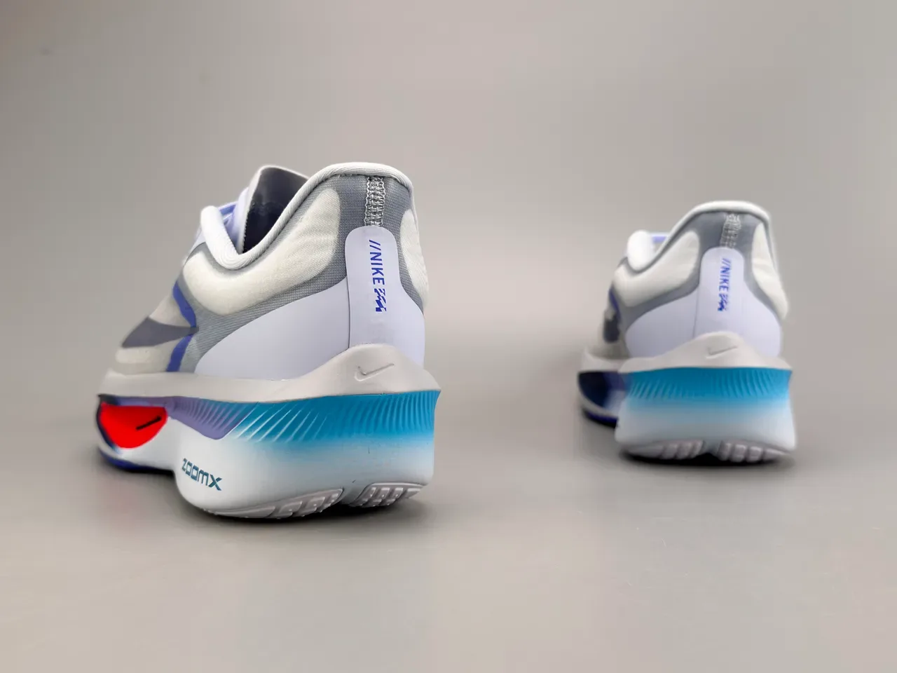 Nike सफेद नीली इंजीनियर मेश अपर विसिबल प्लेट विंडो रनिंग जूते 6