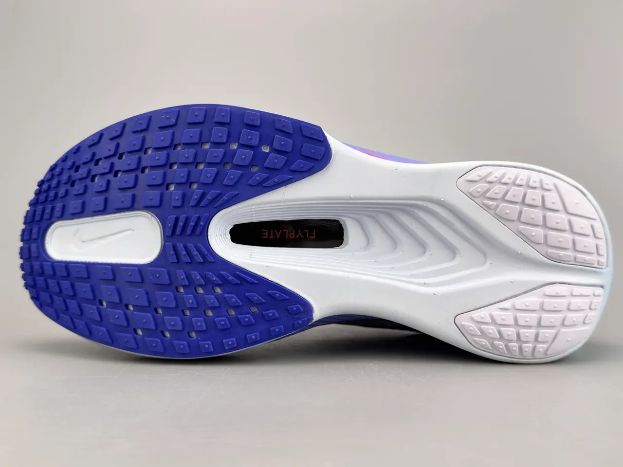 Nike सफेद नीली इंजीनियर मेश अपर विसिबल प्लेट विंडो रनिंग जूते 8