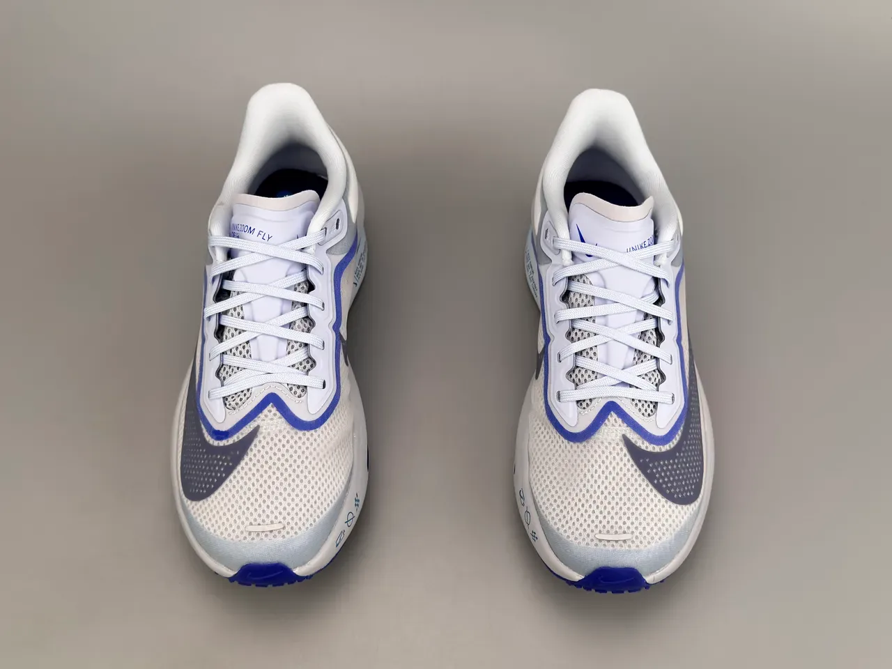 Nike सफेद नीली इंजीनियर मेश अपर विसिबल प्लेट विंडो रनिंग जूते 9