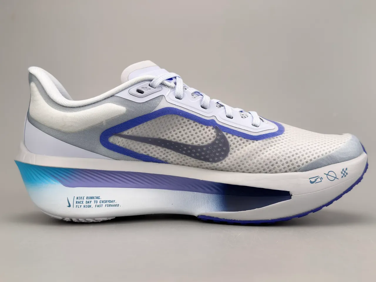 Nike सफेद नीली इंजीनियर मेश अपर विसिबल प्लेट विंडो रनिंग जूते 10