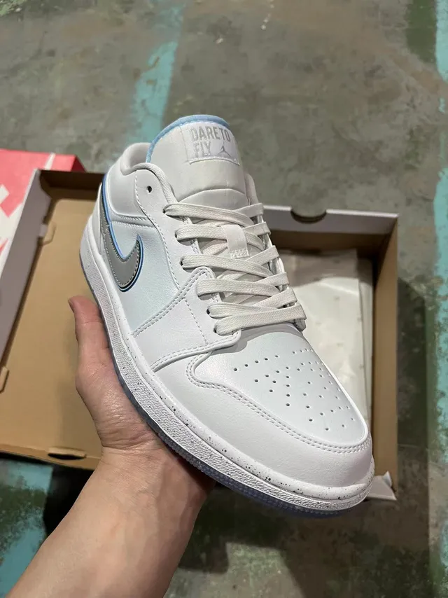Nike White Blue Low-Top Leather Upper Lifestyle Sneakers 2