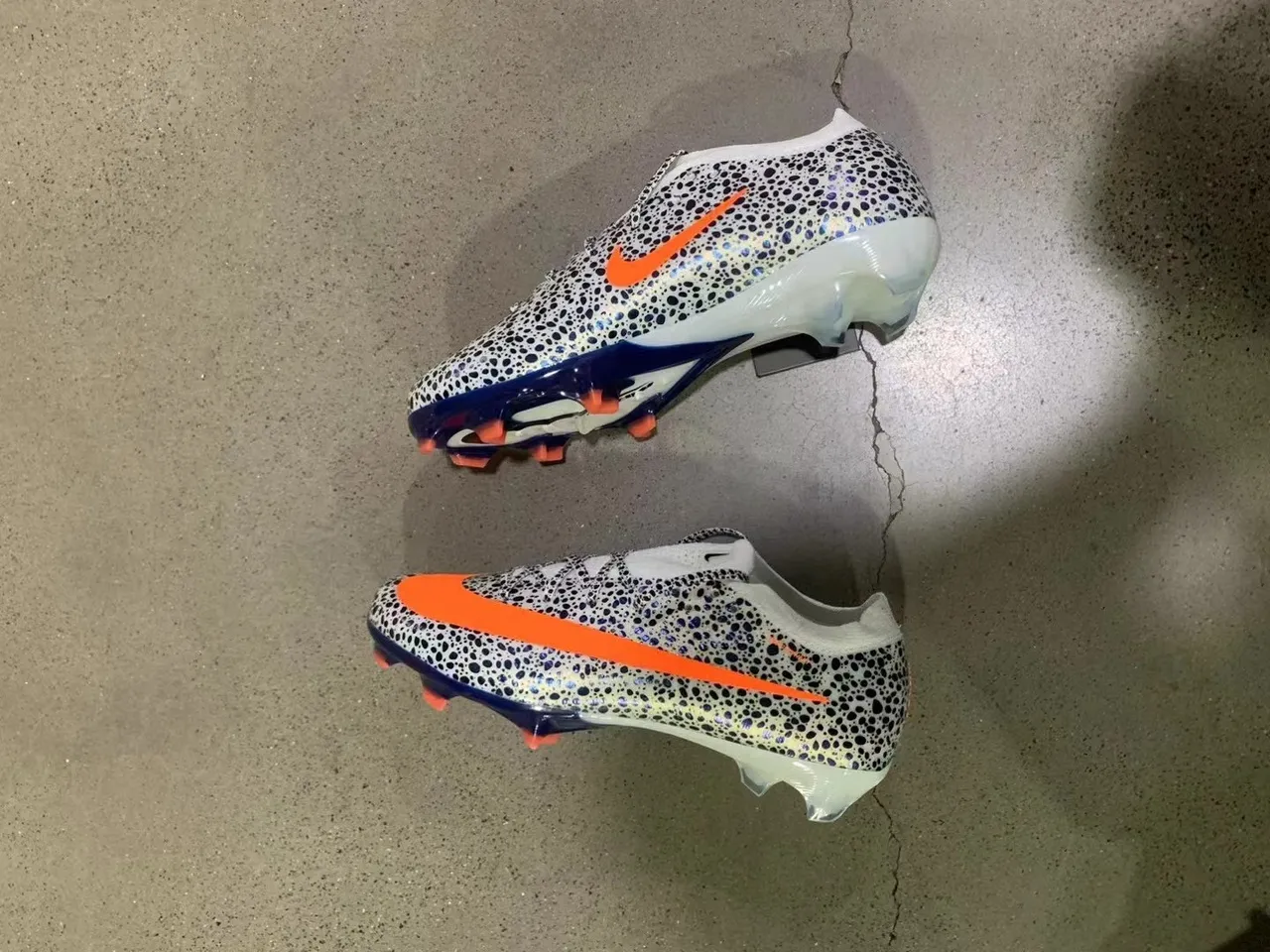 Nike أحذية كرة القدم بقماش أبيض وأزرق مطبوع بنقاط، منخفض، ربطة العنق على شكل الجورب، للأرض الصلبة 2