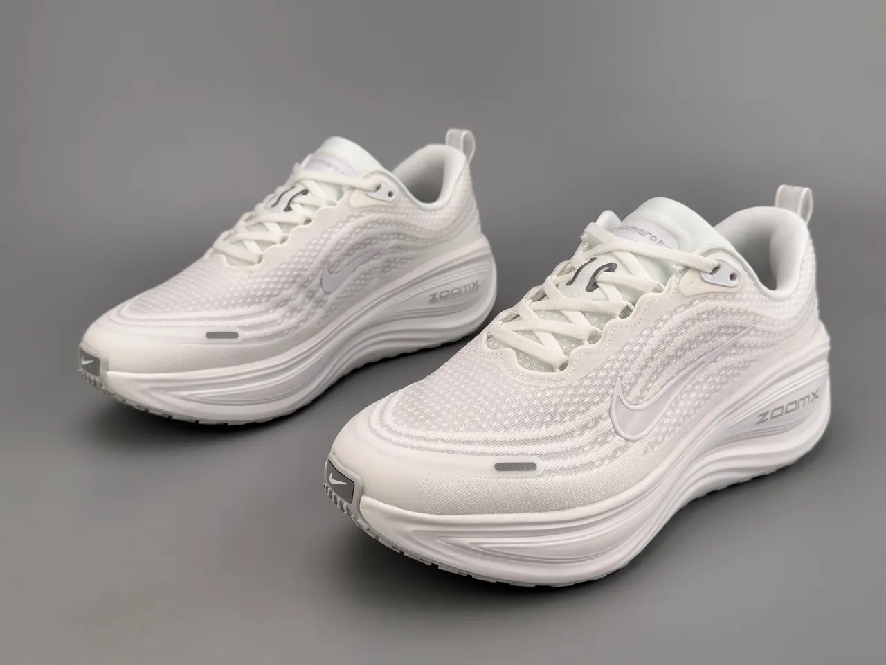 Nike White Gray Engineered Knit Upper Sculpted Wave Midsole Running Shoes 5