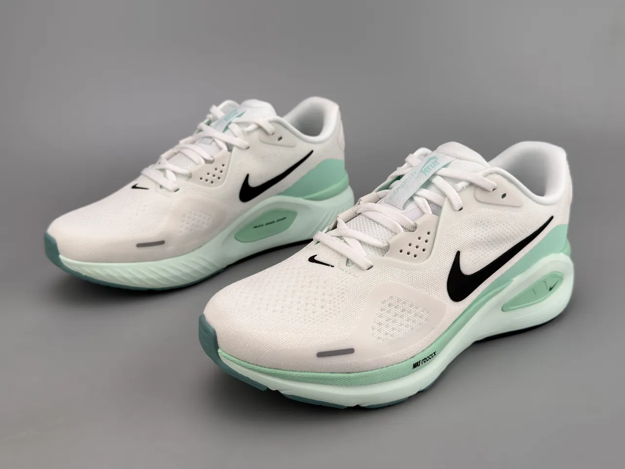 Nike White Green Engineered Mesh Upper Sculpted ReactX Midsole Running Shoes 7