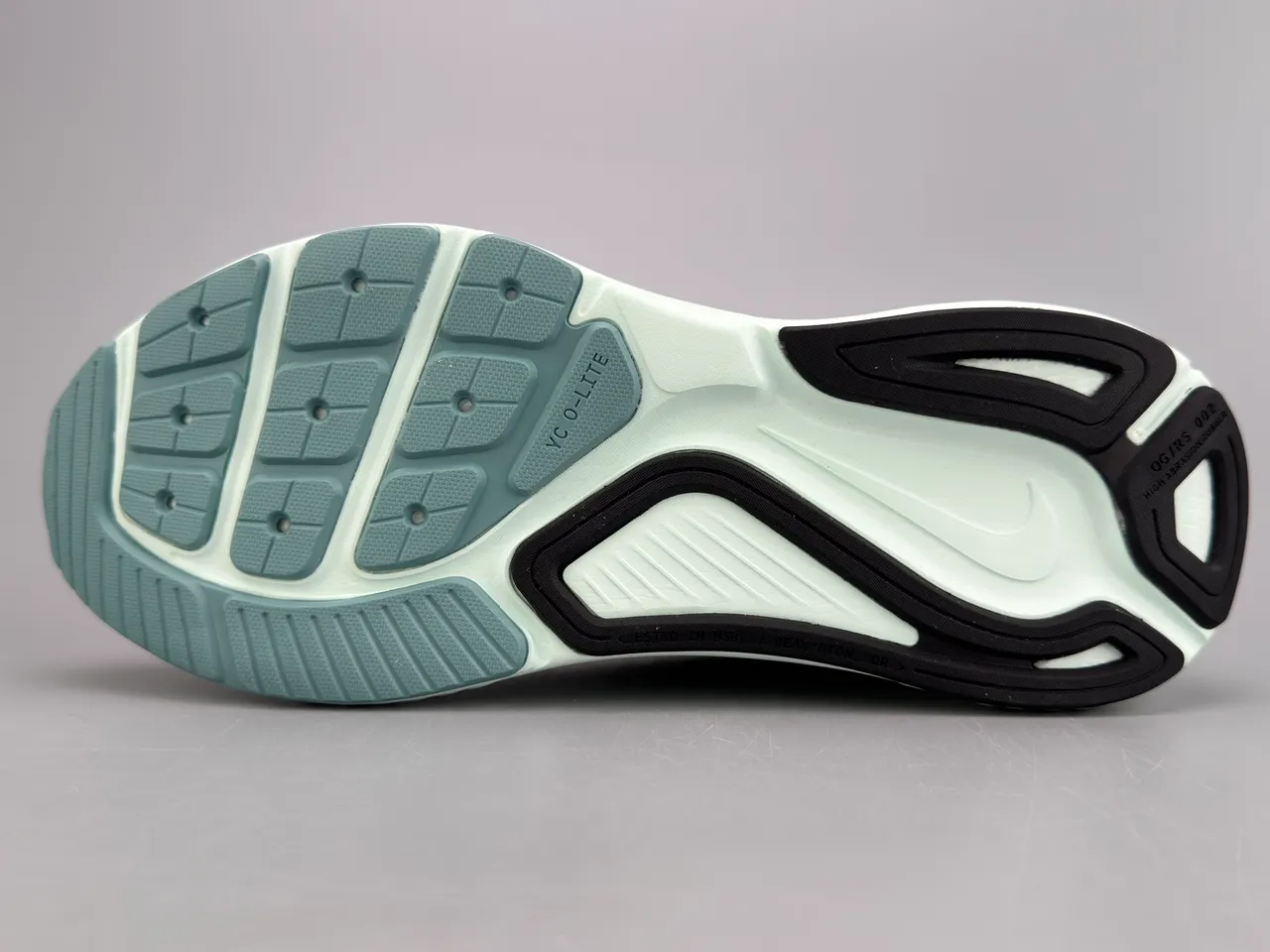 Nike White Green Engineered Mesh Upper Sculpted ReactX Midsole Running Shoes 8