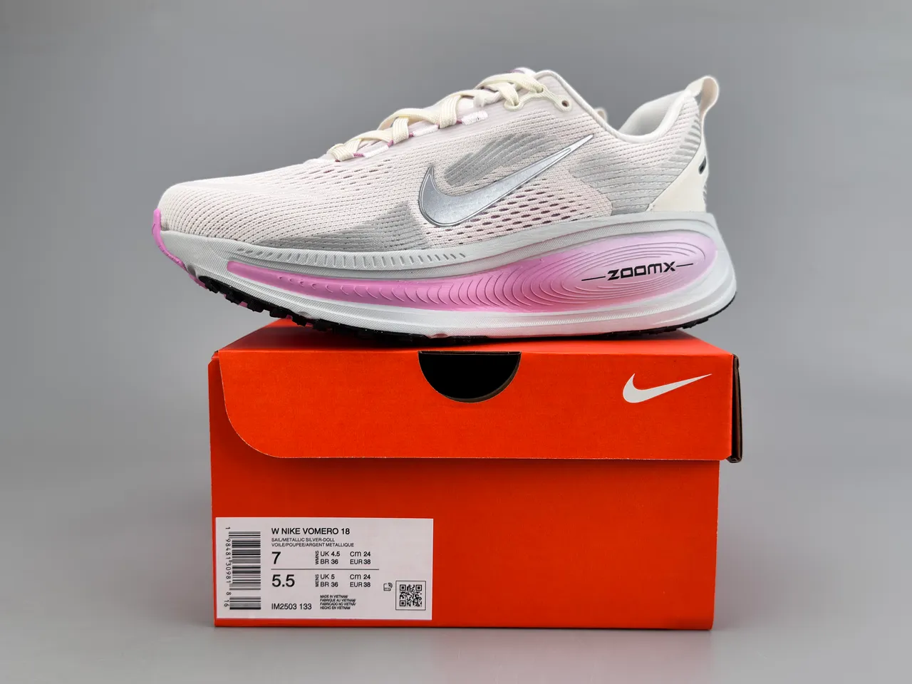 Nike blanc et rose maille ingénierisée supérieure superpositions stratifiées synthétiques chaussures de course 2