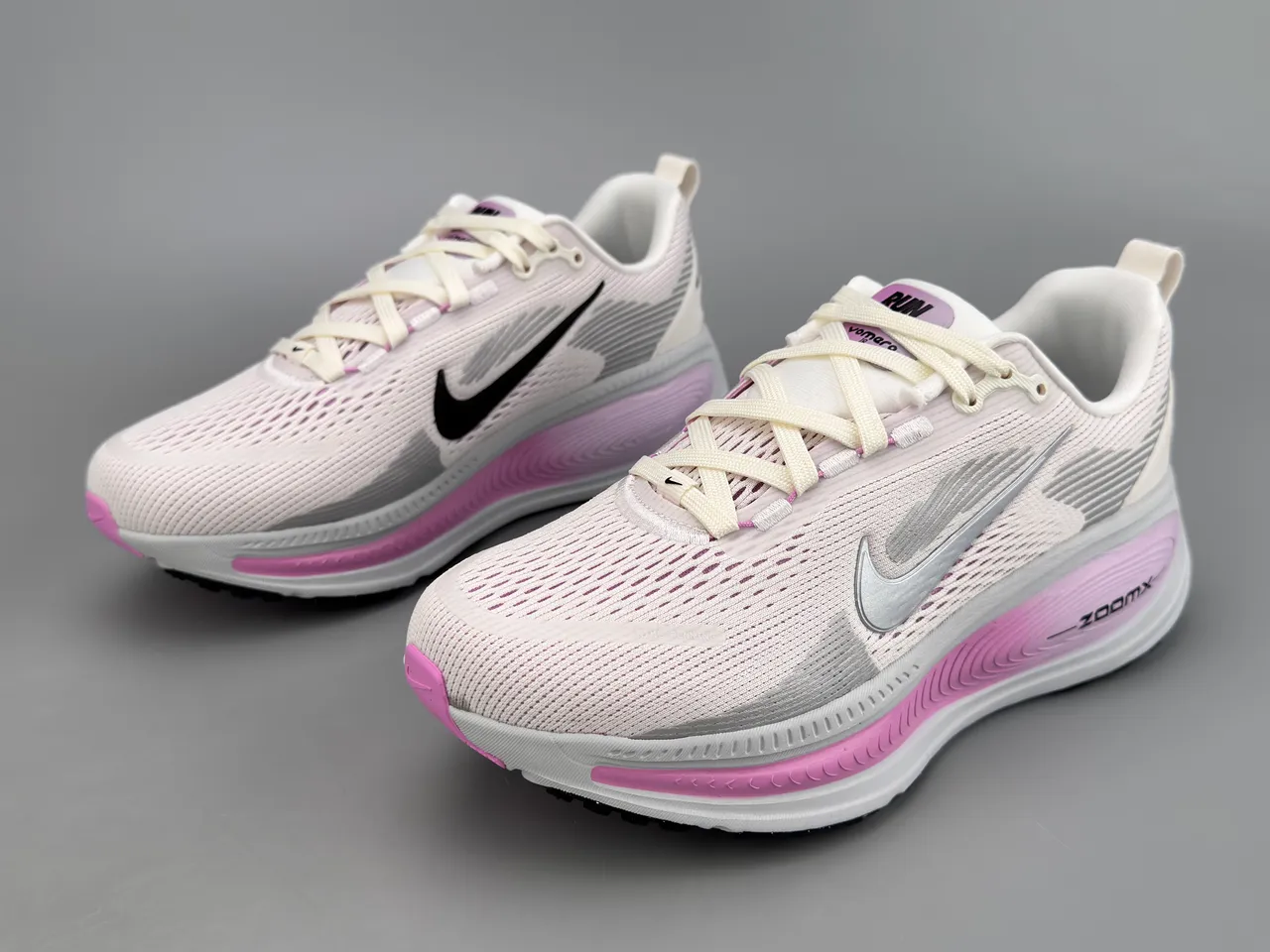 Nike blanc et rose maille ingénierisée supérieure superpositions stratifiées synthétiques chaussures de course 3
