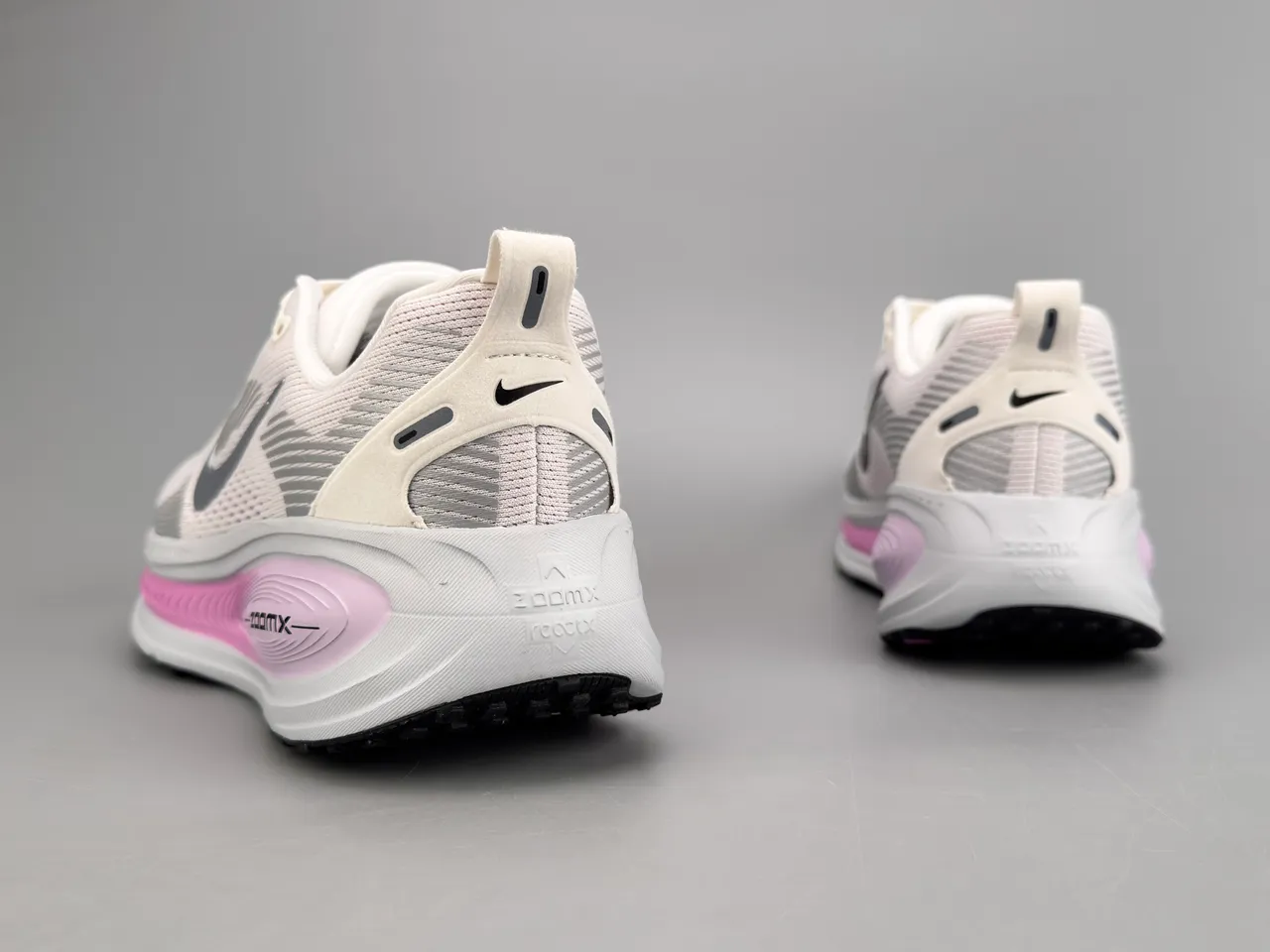 Nike blanc et rose maille ingénierisée supérieure superpositions stratifiées synthétiques chaussures de course 4