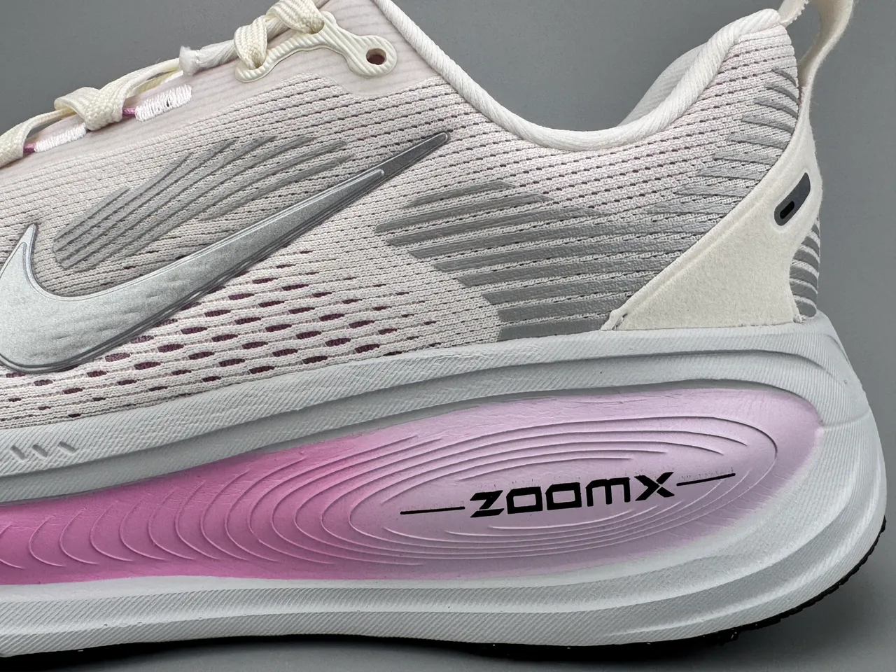 Nike blanc et rose maille ingénierisée supérieure superpositions stratifiées synthétiques chaussures de course 5