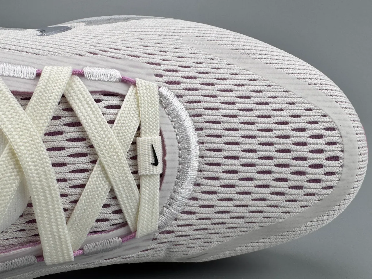Nike blanc et rose maille ingénierisée supérieure superpositions stratifiées synthétiques chaussures de course 6