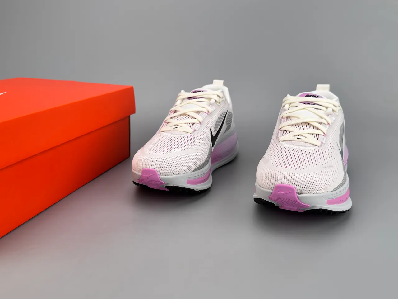 Nike blanc et rose maille ingénierisée supérieure superpositions stratifiées synthétiques chaussures de course 7