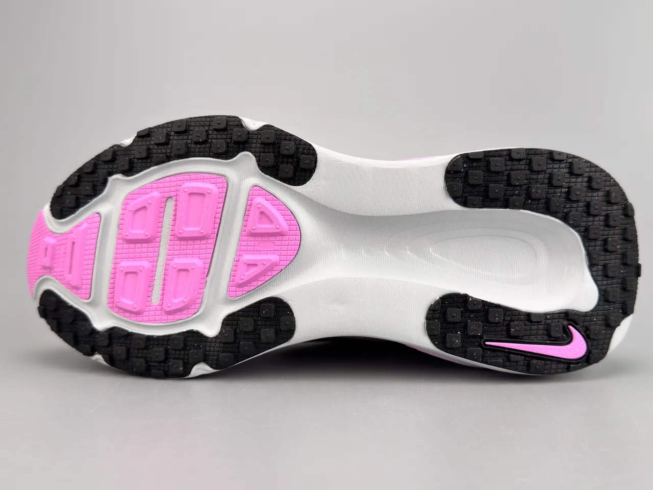 Nike blanc et rose maille ingénierisée supérieure superpositions stratifiées synthétiques chaussures de course 8