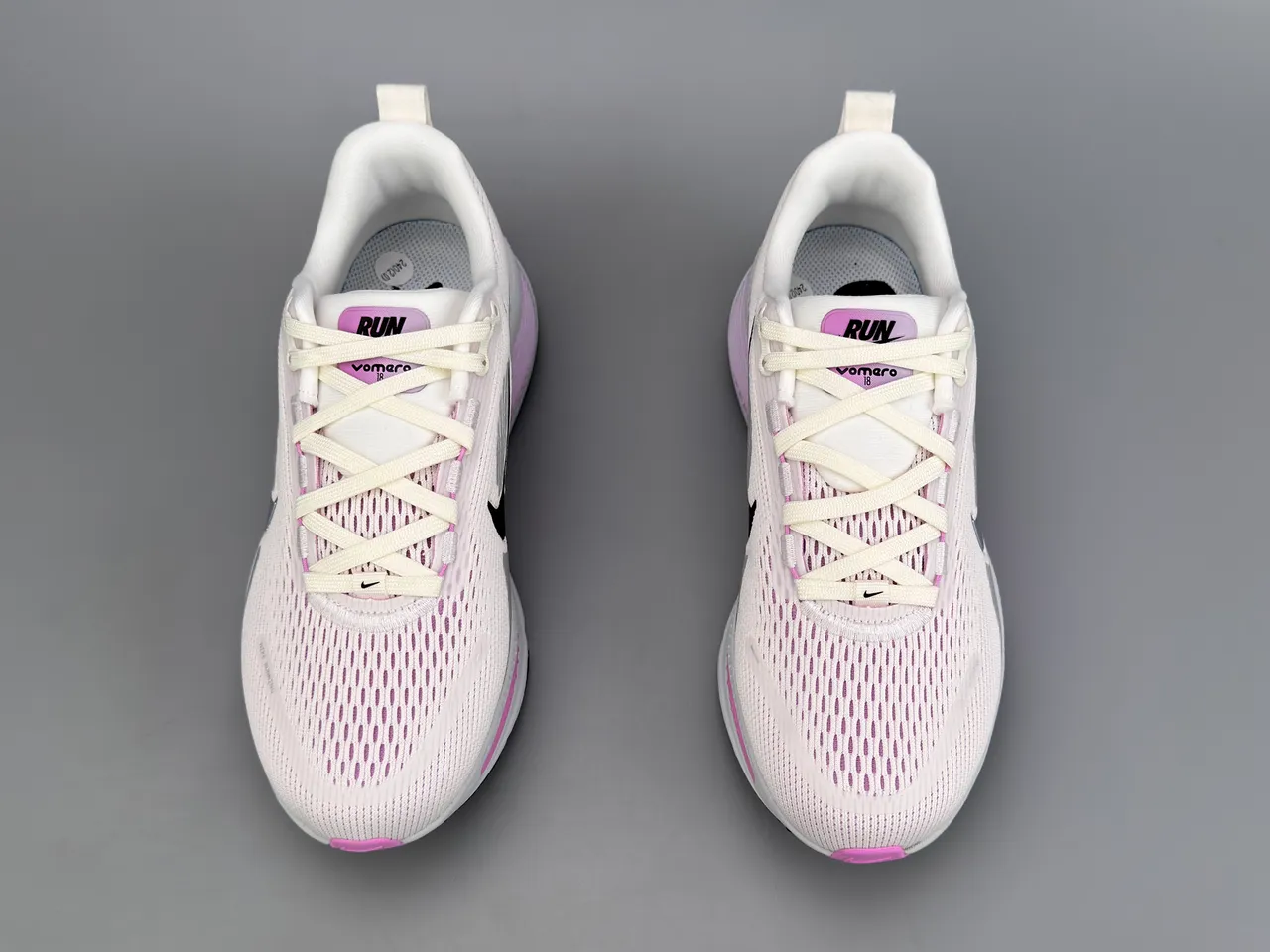 Nike blanc et rose maille ingénierisée supérieure superpositions stratifiées synthétiques chaussures de course 9