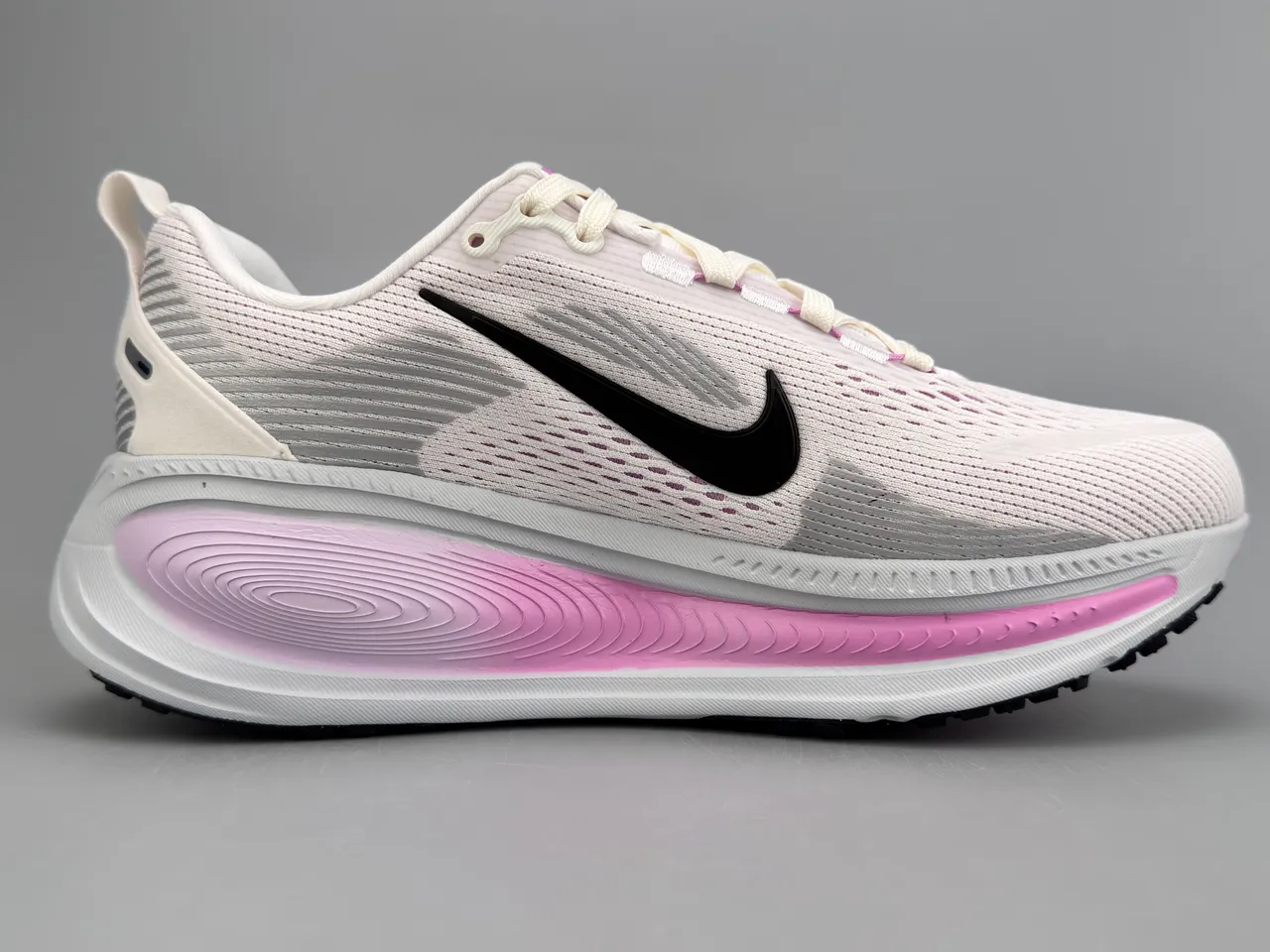 Nike blanc et rose maille ingénierisée supérieure superpositions stratifiées synthétiques chaussures de course 10