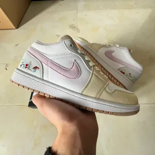 Nike حذاء أسلوب حياة أبيض وردي منخفض الارتفاع من جلد وصناعي