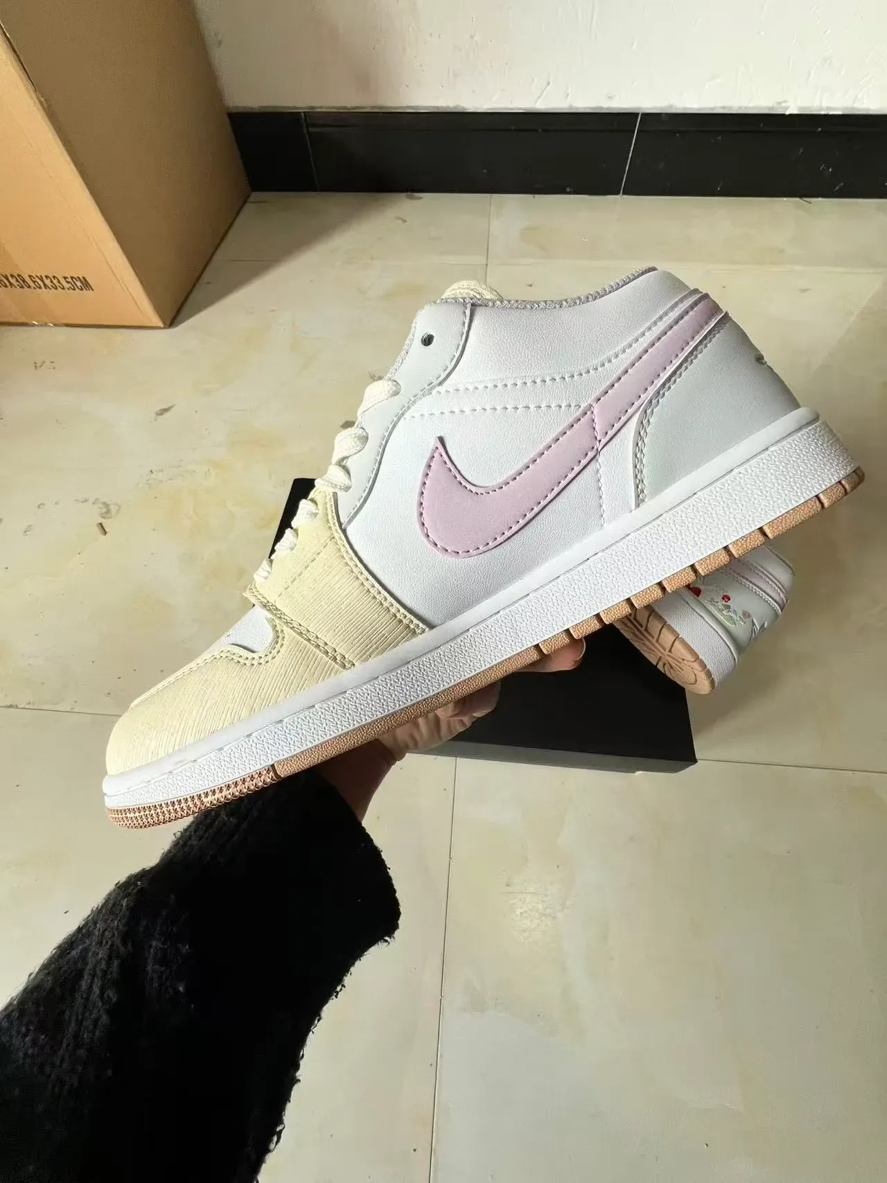 Nike sneakers lifestyle blanches et roses basses en cuir et synthétique 5