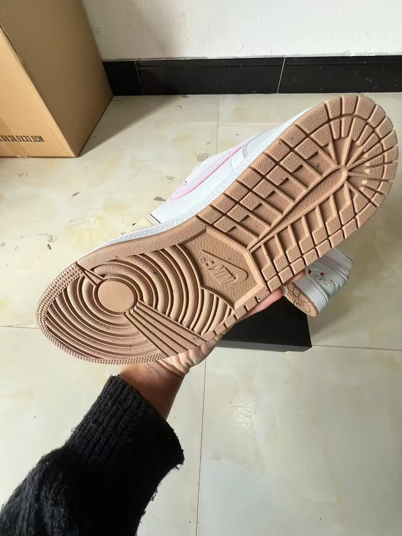 Nike sneakers lifestyle blanches et roses basses en cuir et synthétique 6