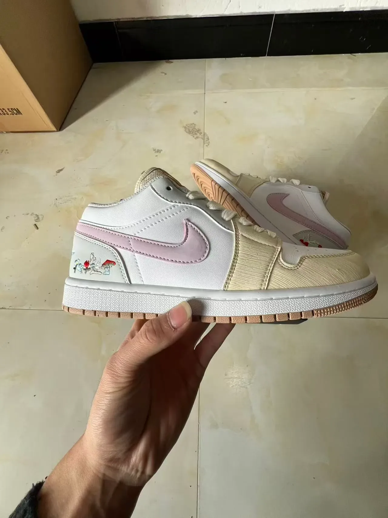 Nike sneakers lifestyle blanches et roses basses en cuir et synthétique 7