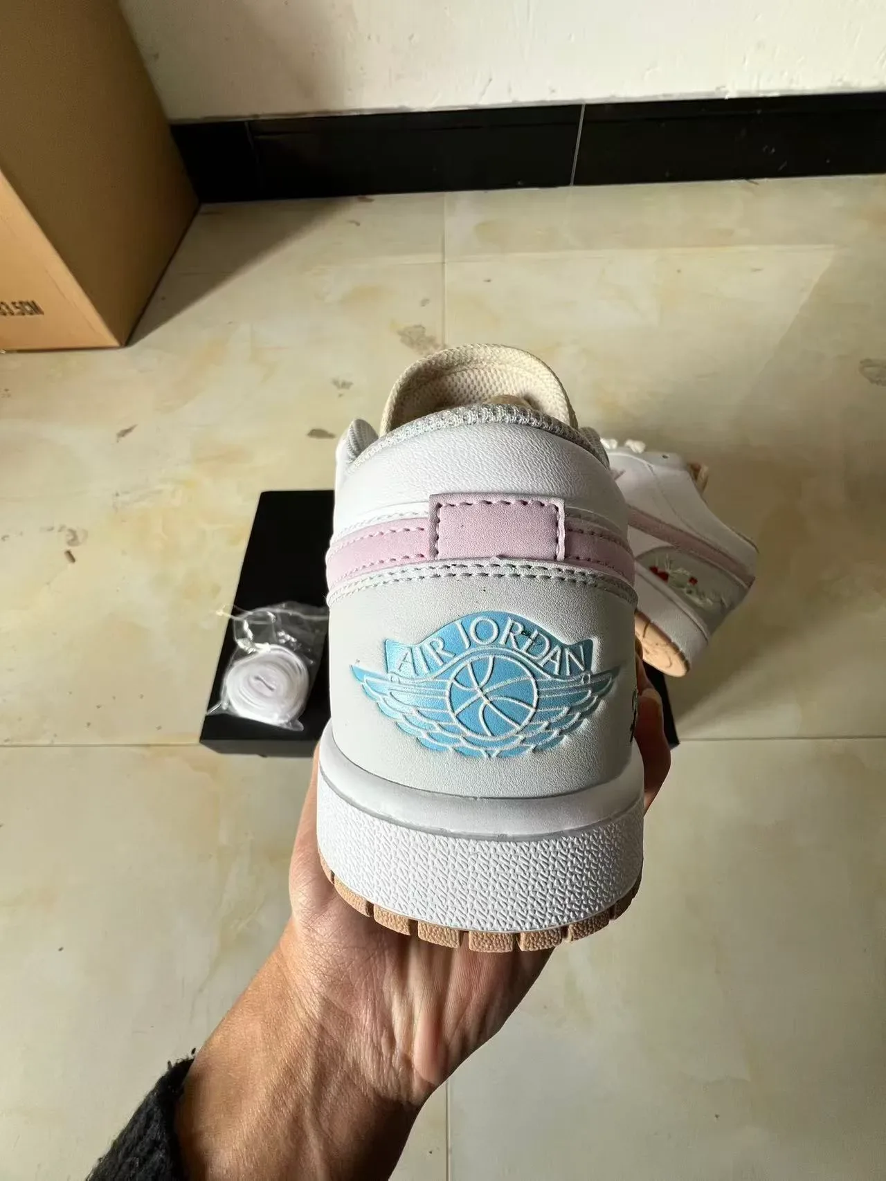 Nike sneakers lifestyle blanches et roses basses en cuir et synthétique 8